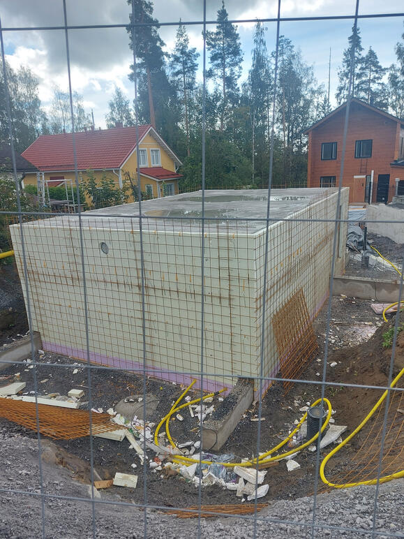 Väestösuoja ja hirsitalot Ilkko